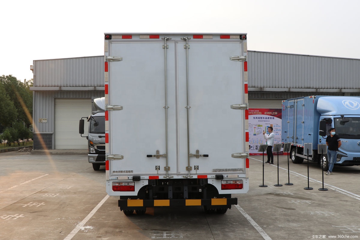 Dongfeng 260HP 4x2 Winspan Cargo Trucks With 9800X2450X2600 Cargo Tank Dimension