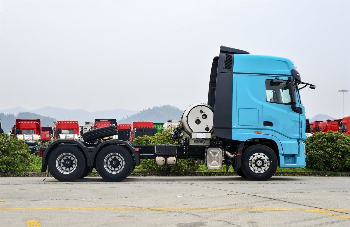 Diesel Engine 6x4 Dump Truck With 6 Cylinders Blue Trailer Head Truck