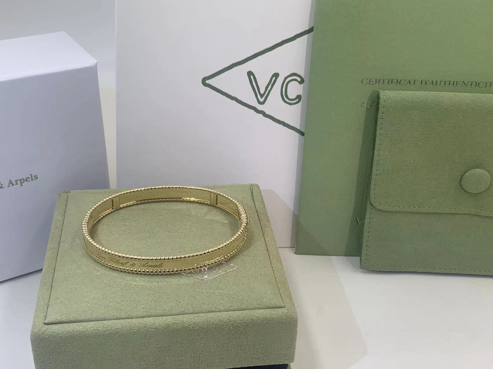 Van Cleef & Arpels PerléE Signature Bracelet Medium Model 18K yellow gold