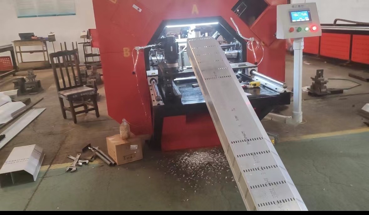 7.5kW Cur Tain Wall Accessor Aluminum Alloy Profile Punching And Saw Cutting Machine