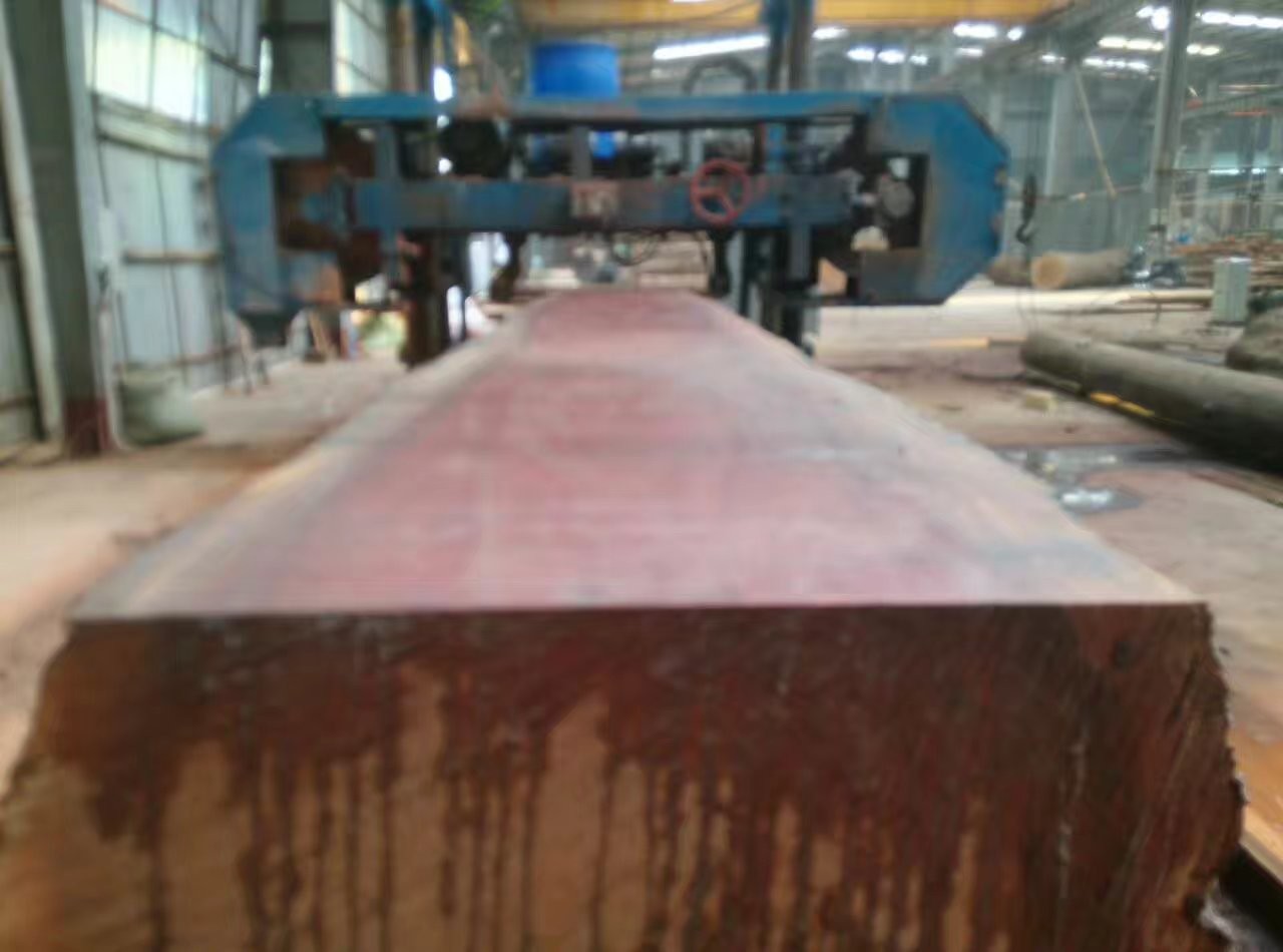 55KW Electric Bandsaw Sawmill 2000mm Heavy Duty 4 stand columns Large Horizontal Log Cutting Saw Mill Machine