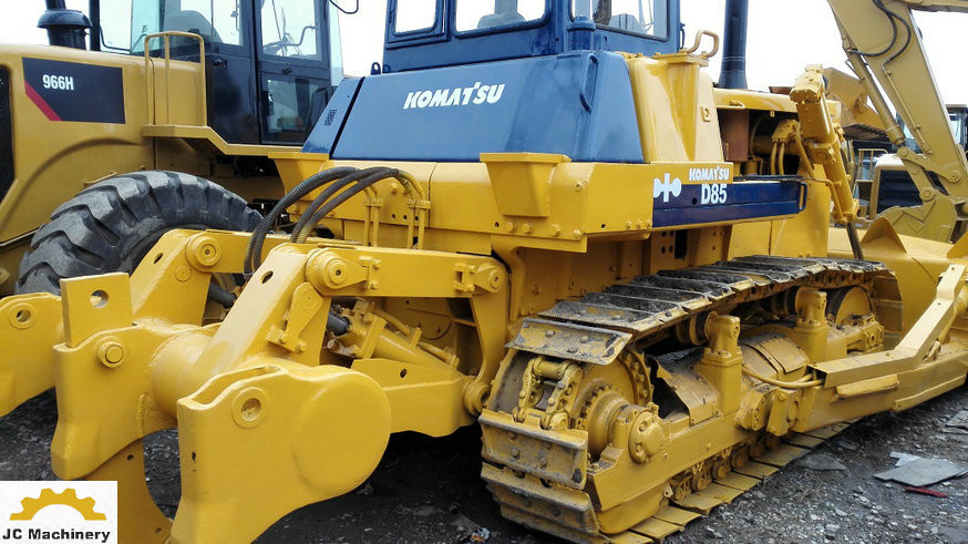Original Japan Used Komatsu Bulldozer D85-18 Crawler Type Attached Ripper