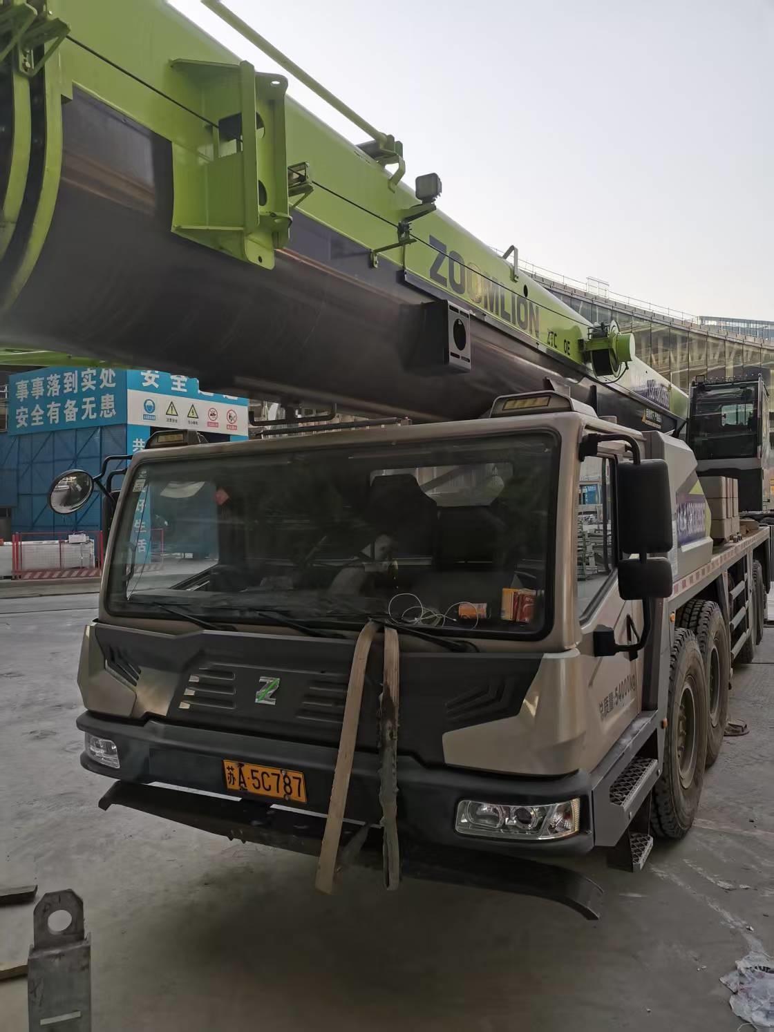Seven-Arm Crane Jib ZTC950E7 2021 Years Zoomlion Mobile Crane 95tons for Heavy-Duty Construction Projects