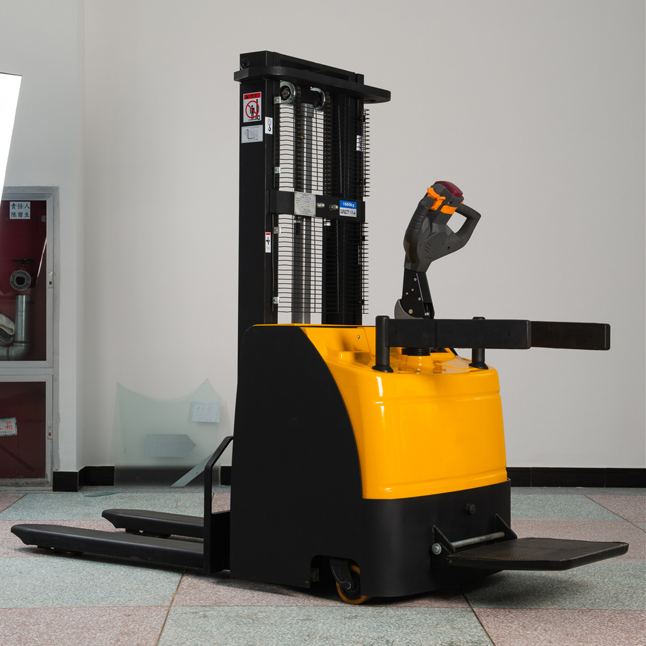 2 Ton Max 5.5m Battery Lifter Electric Pallet Truck Stacker With High Power