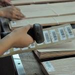 OEM Natural Mahogany Wood Veneer Straight Figured Grain 2500-3100MM For Door