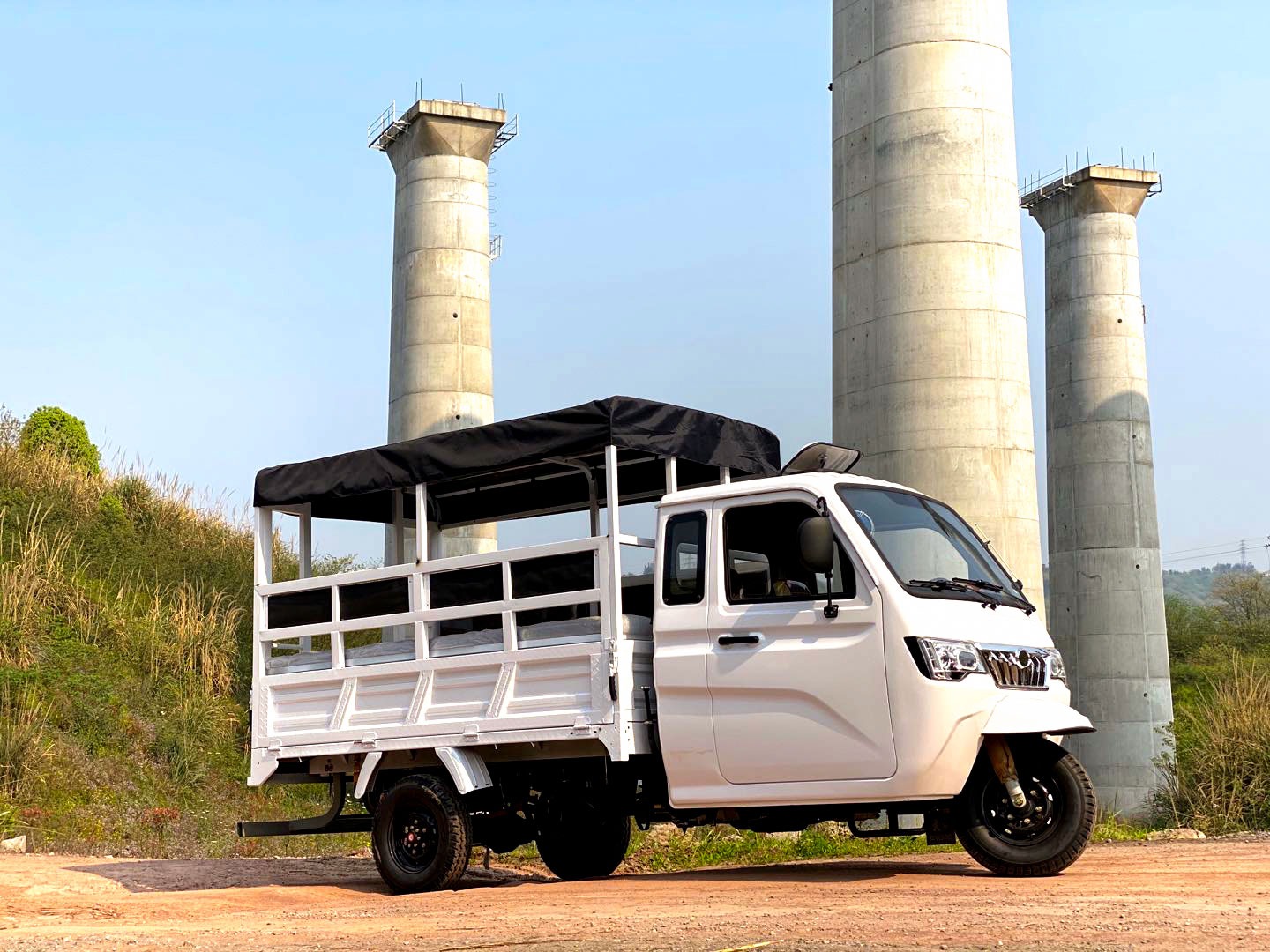 800W Semi-Cabin Motorized Cargo Tricycle with Enclosed Cabin and Plastic Cargo Cover