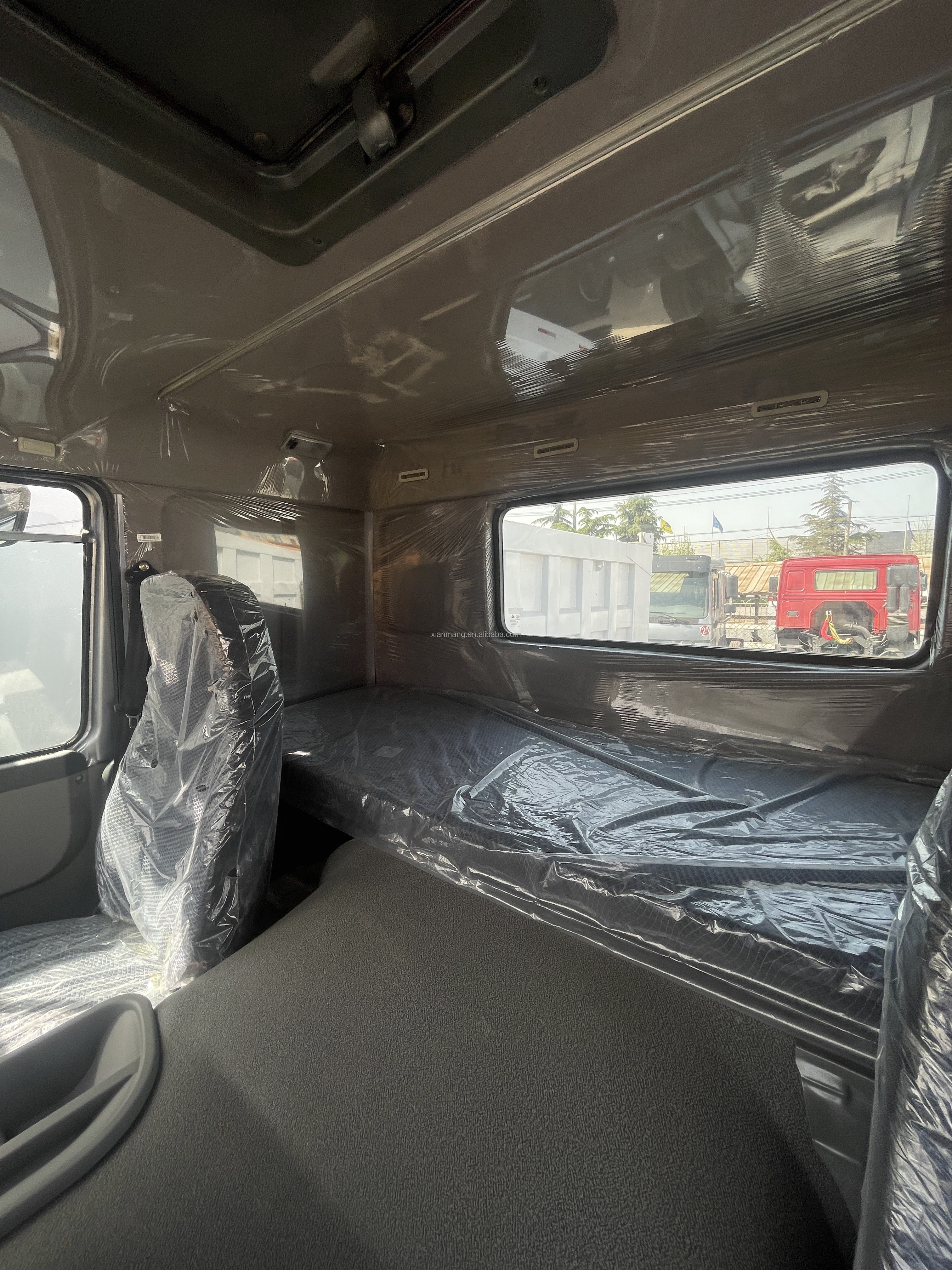 SINO TRUCK 40T 50T Howo Tractor Truck with WEICHAI Engine 300-400L Fuel Tank Capacity