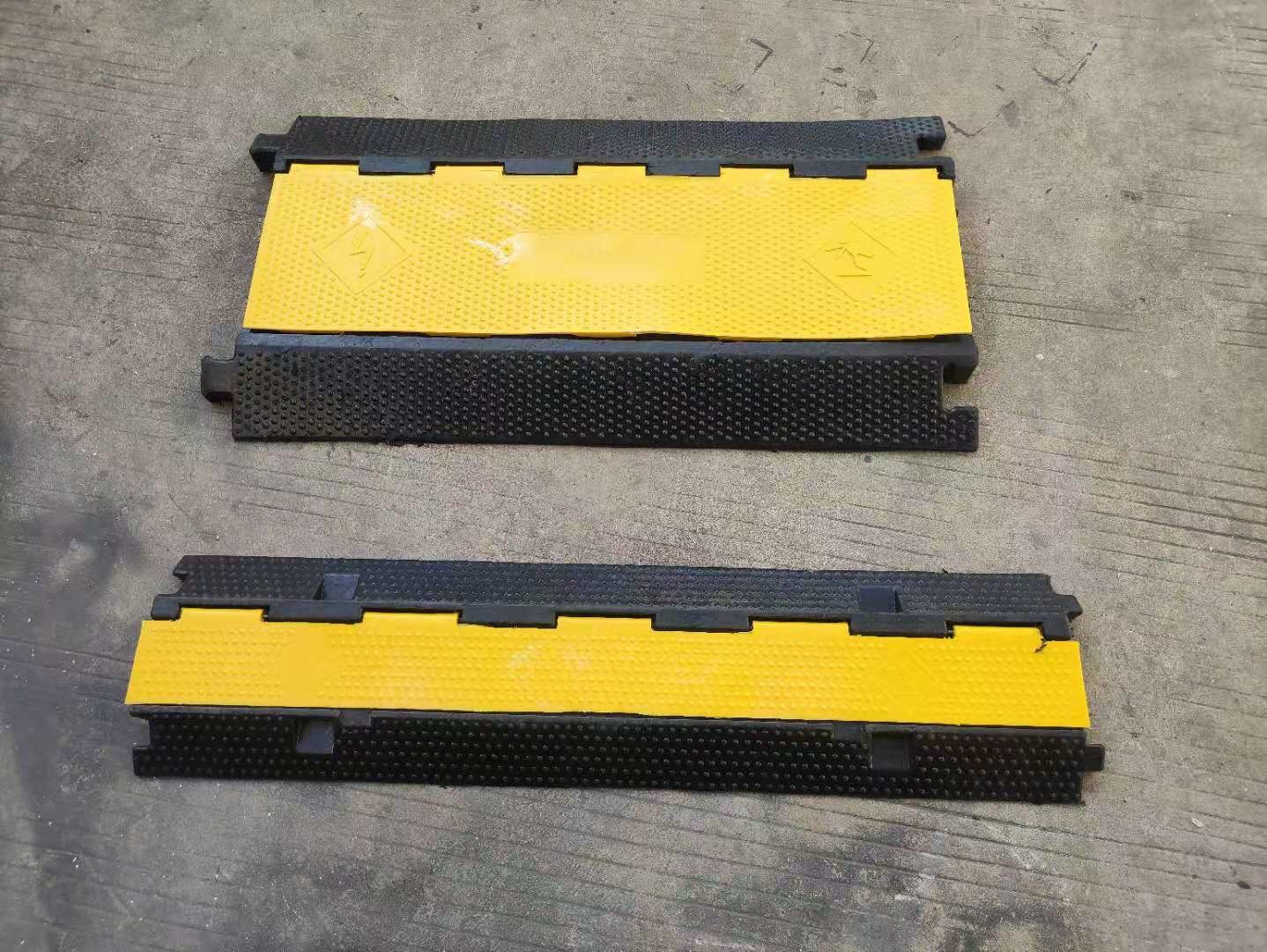 1M Driveway Cable Protector Floor Rubber Speed Bump Position