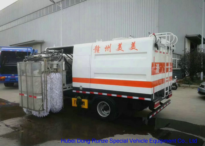 Truck Mounted Road Guardrail Sweeper For Road Fence Cleaning With Brushes 1000L Water