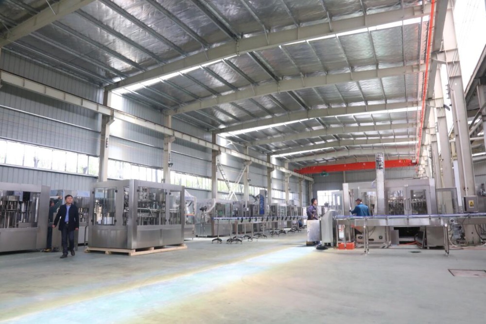 Electric Mini Mineral Water Bottle Filling Machine For 6000-8000BPH Capacity In Germany