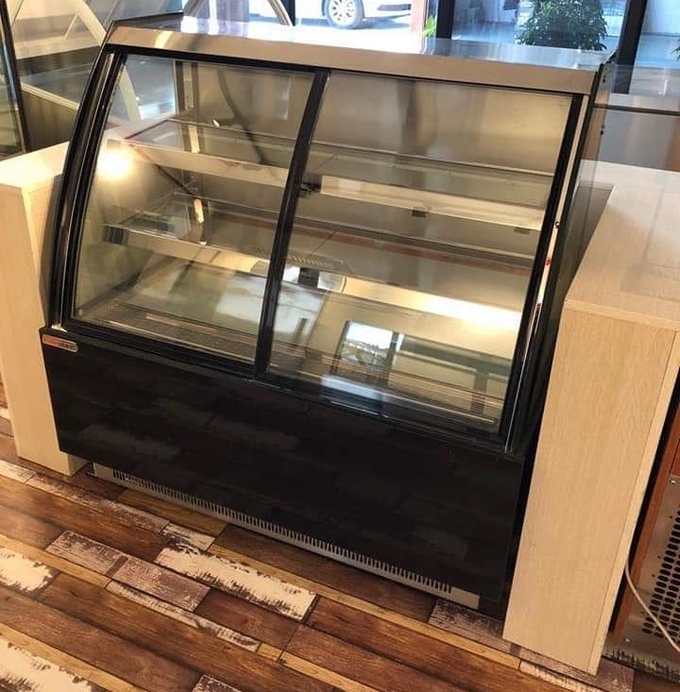 Curved Front Face Refrigerated Display Cabinet Air Cooled Cake Fresh Keeping 6