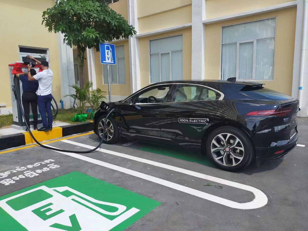 DC 200V-1000V 120KW Commercial Fast OCPP EV Charger Plug Charge Billing