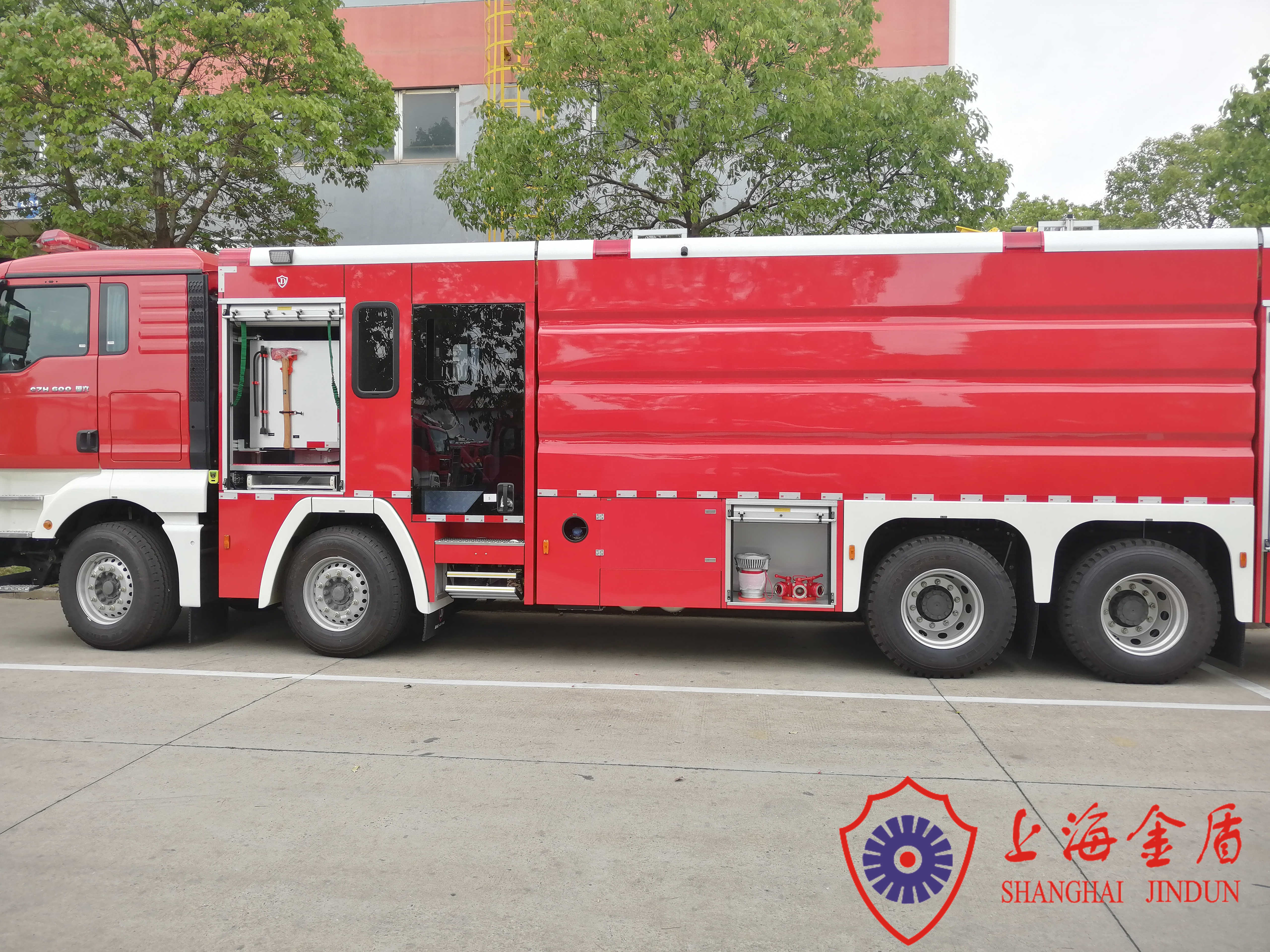 Heavy Duty 8x4 Drive Foam Tanker Fire Truck With Separete Crew Room Six Seats