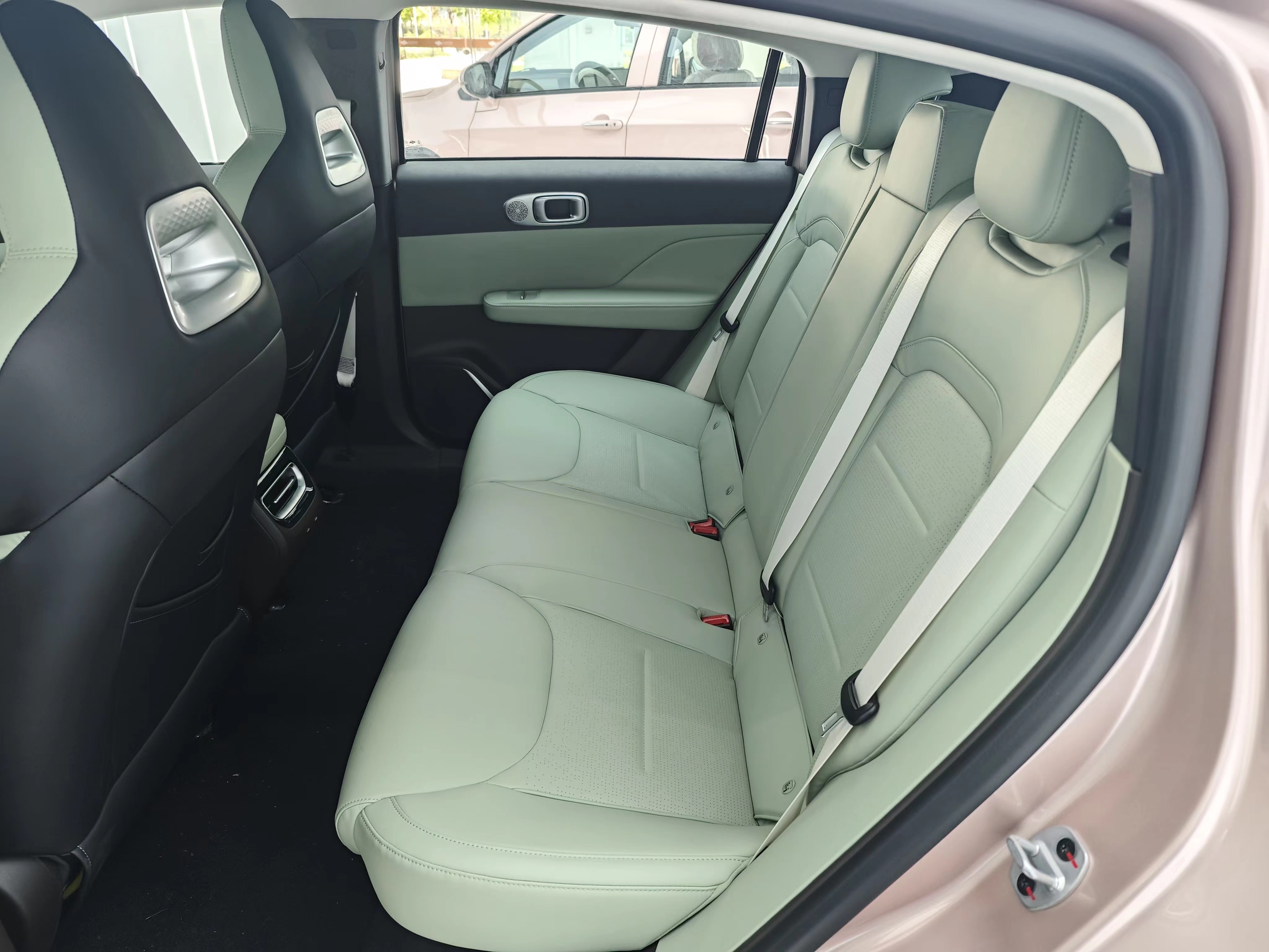 Large Space 5 Seat Electric Car Air C5 Rang Up To 435Km Sedan High Speed Car