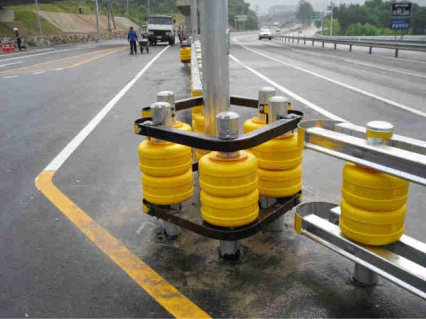 Highway Roller Barrier Anti-corrosion Single Barrel Material EVA / PU /