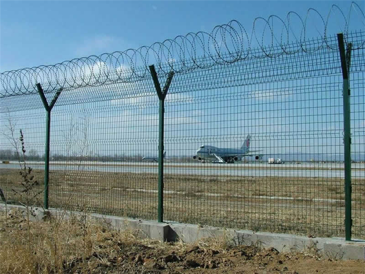 Factory price galvanized and pvc coated anti climb security airport fence prices