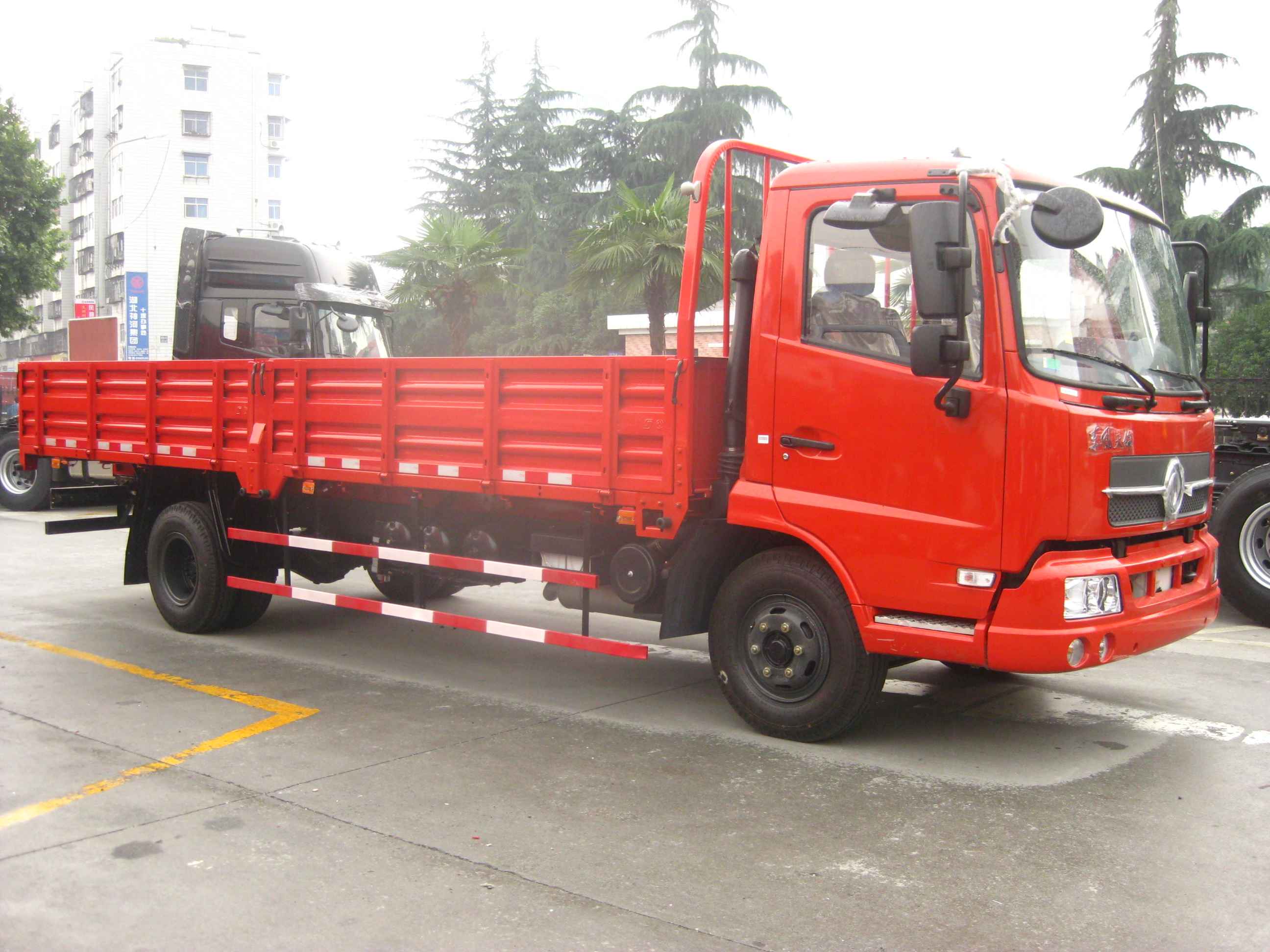 Dongfeng 4x2 8ton Medium Cargo Truck for Logistics Half a Row Seat and Manual Window