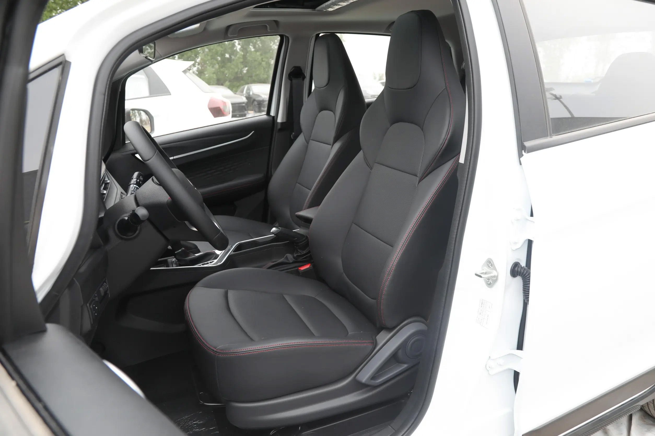 Electric Steering Geely Auto Livan X3 Pro 1.5L CVT Small SUV FWD Gaspetrol with Rear Camera R16 Tire Size Leather Seats