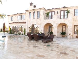 Quality Crosscut Filled Outdoor Travertine Patio Tile , Tumbled Travertine Floor Tiles wholesale