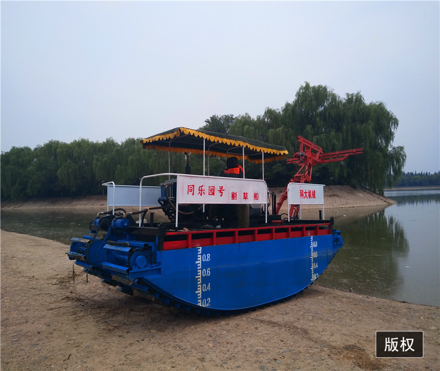 Floating 0.75m Aquatic Weed Harvester Boat With Crawler Chain And Propeller