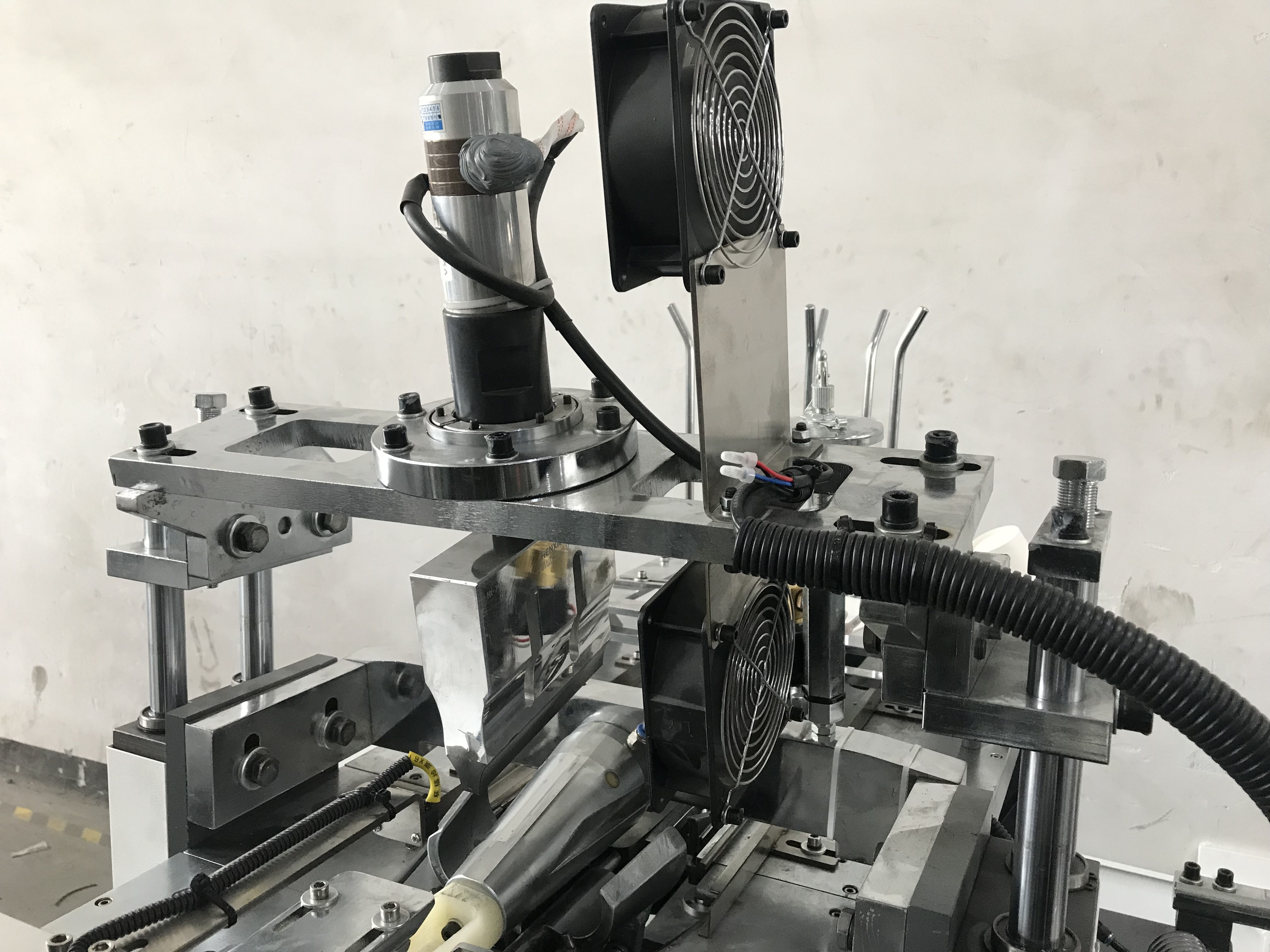 2130x1150x1900mm Food Beverage Shops Disposable Paper Cup Making Machine Dubai 4kw Paper Coffee Cup Forming Machine With 1