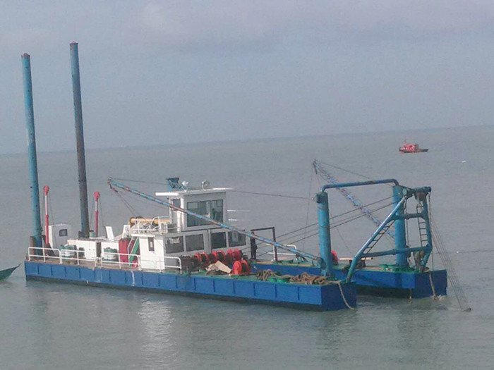 Long Distance Discharge Sand Dredging Equipment With Diesel Oil Power Type And 20m Spud Length