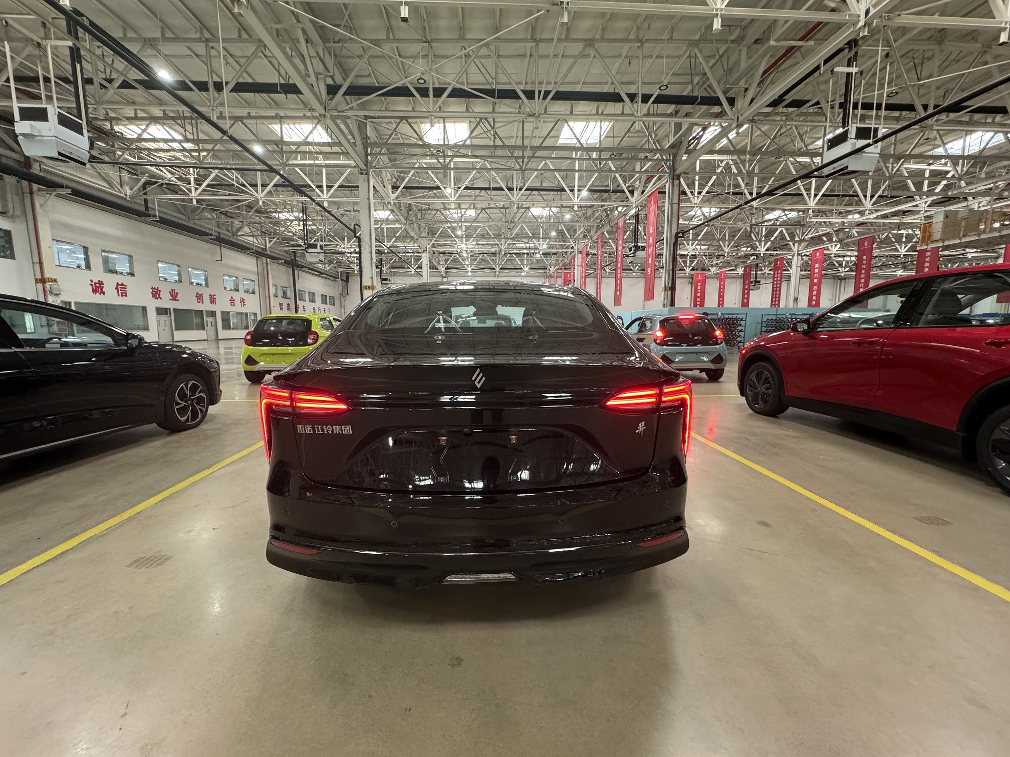 RHD 2024 JMEV Yi GSE Electric Cars With 430km Range 118kw Maximum Power
