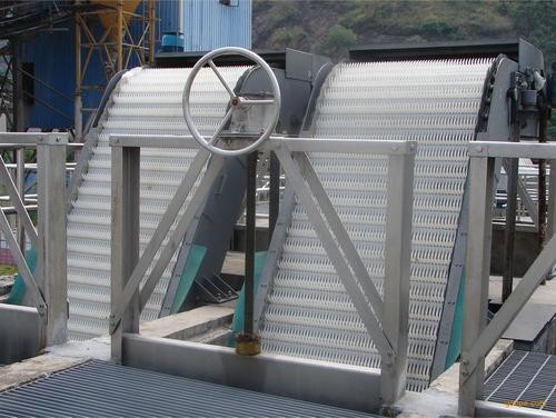 Carbon Steel Mechanical Coarse Screen , 1.0m/s Mechanically Cleaned Bar Screen