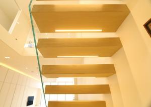 Quality Modern Glass Floating Steps Staircase Solid Wood Treads Villa Design For Residential wholesale