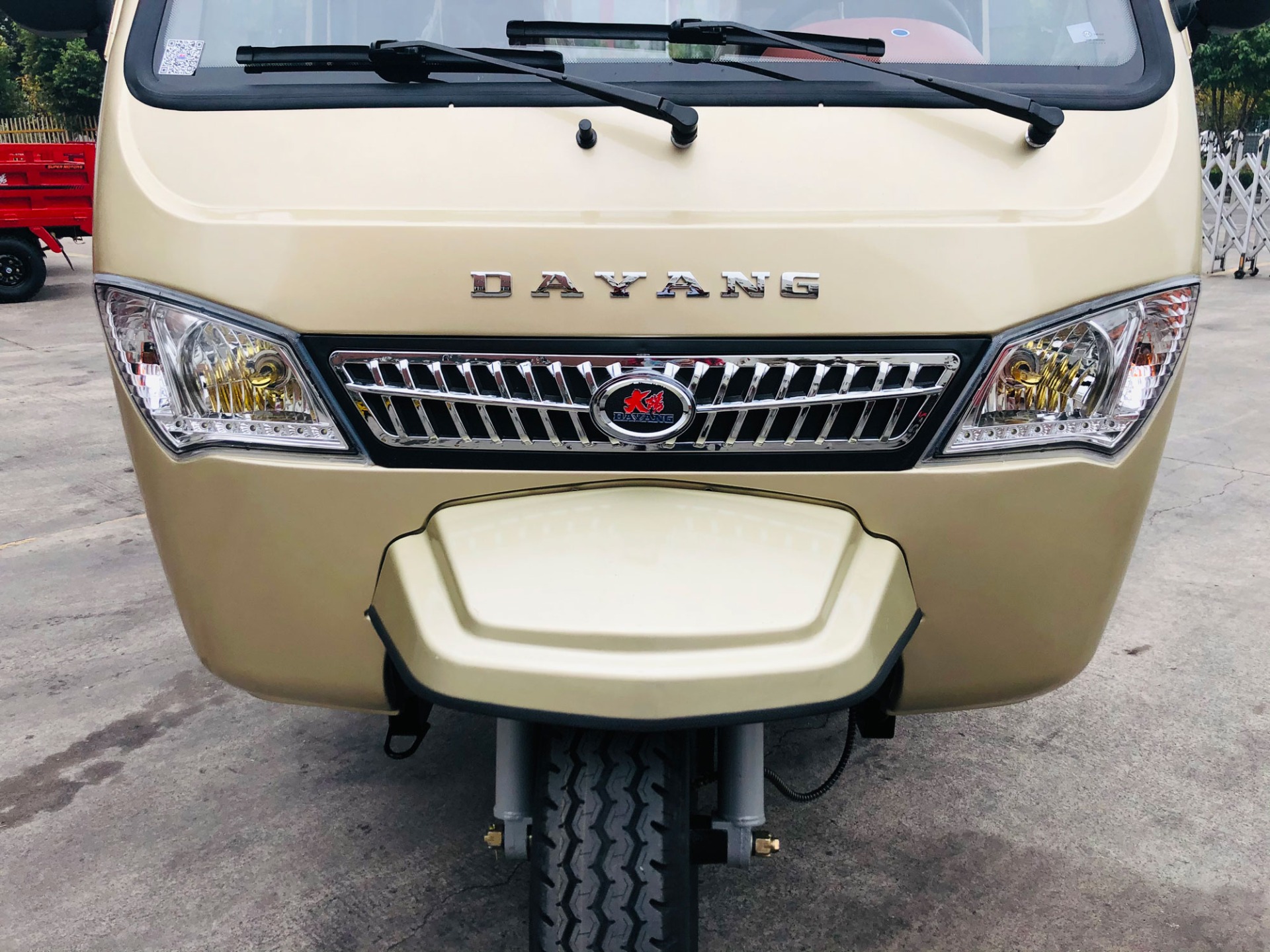DAYANG Heavy Loading Motorized Tricycle Cargo Tricycle Motorcycle with Enclosed Cabin