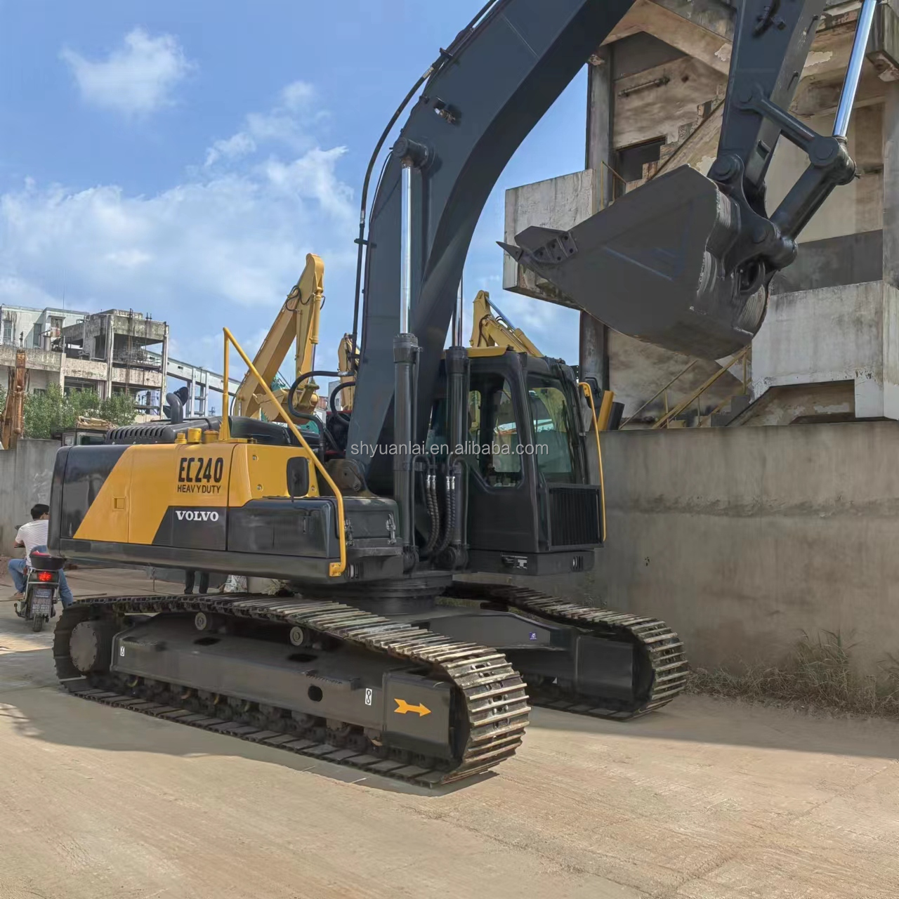 Volvo EC240 Crawler Excavator 24 Tons Used in Good Condition with and Original Color