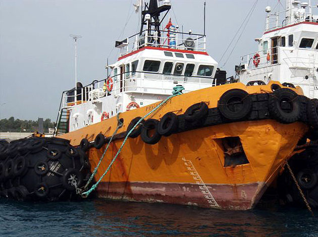 50Kpa Pneumatic Rubber Fender Yokohama Fenders With Tire Chain Net