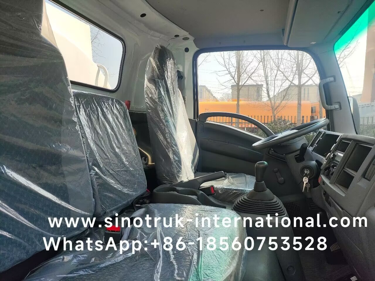 SINOTRUK HOWO 4X2 Transporting Oil Tank Truck SINOTRUK HOWO 5-6CBM
