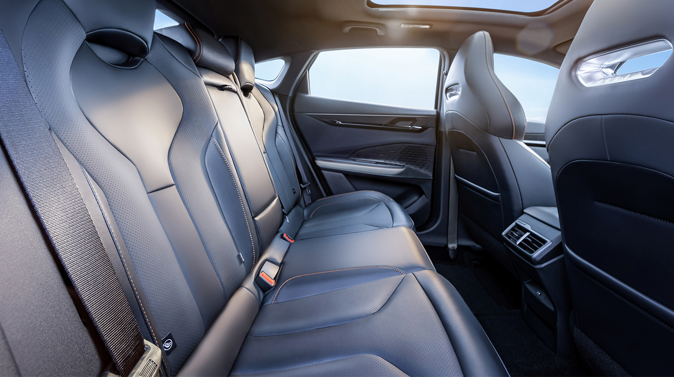 Changan UNI-V Sedan 5 Seat Petrol Gas Fuel Car with Multi-function Steering Wheel