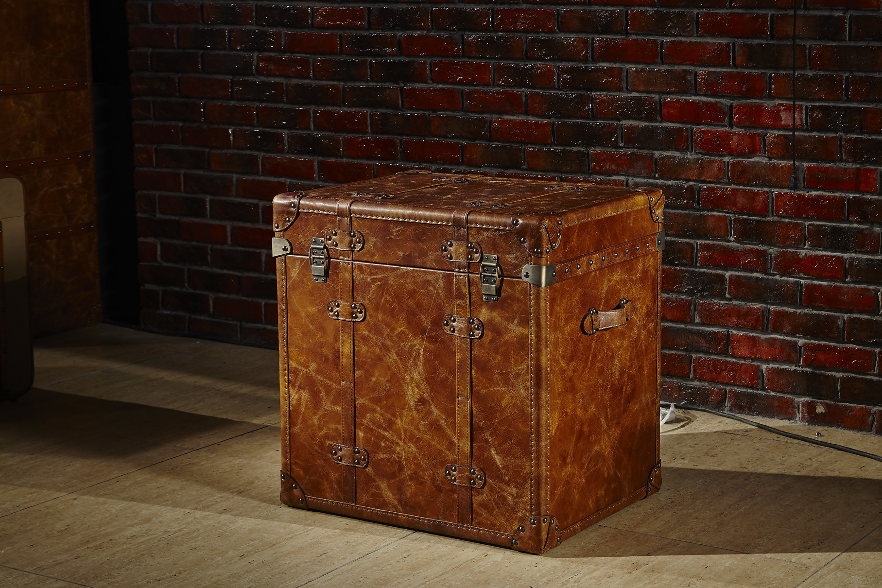 Brown Leather Storage Trunk Plywood Frame 0.275CBM Volume Without Drawers Storage