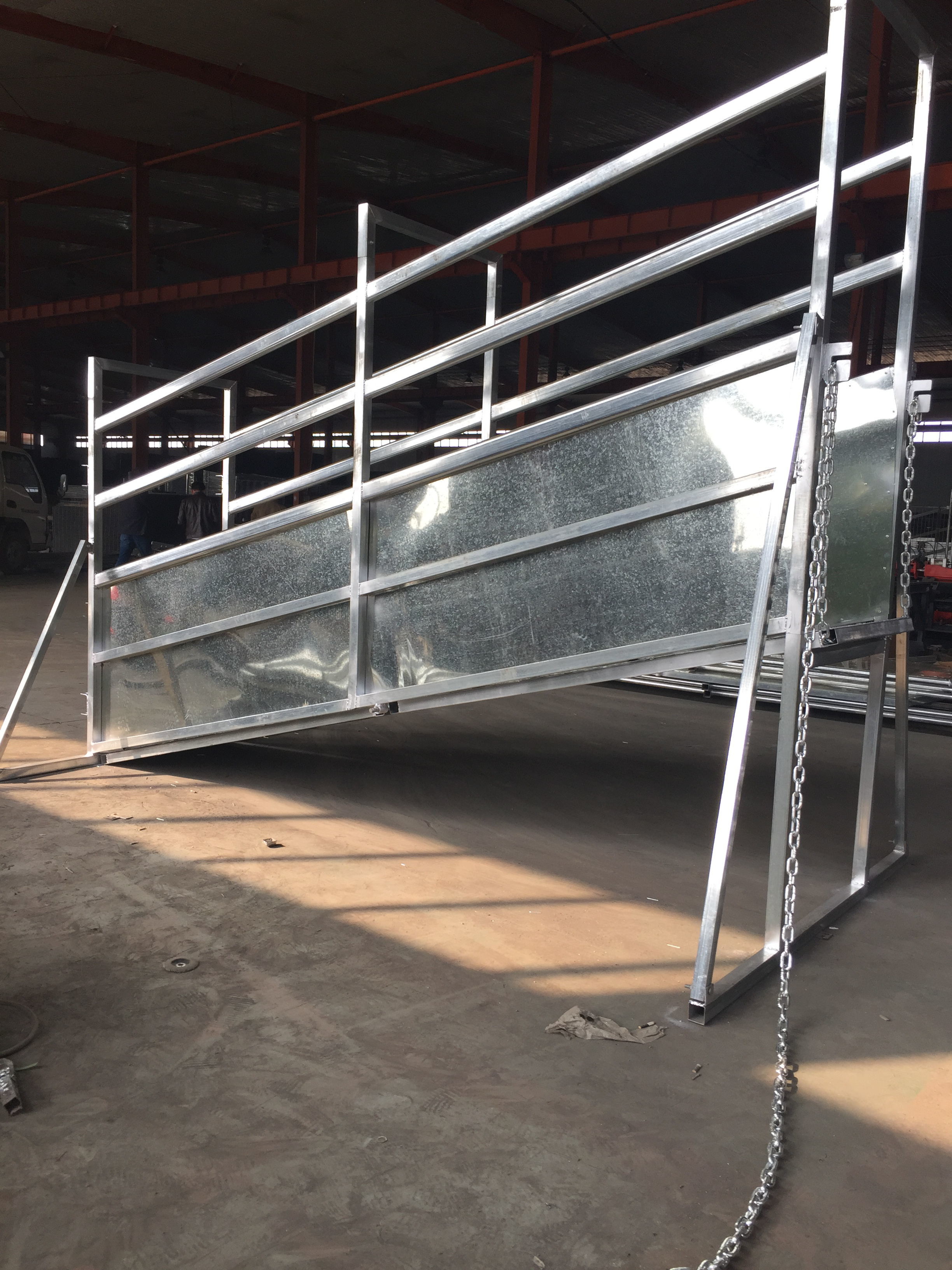 550mm High Livestock Handling Equipment , Diameter 1.8m Round Bale Hay Feeder