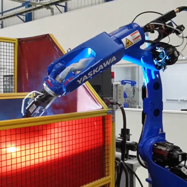 New Industrial Robot Gun Cleaning Station And YASKAWA AR1440 6 Axis Robotic Arm Arc Welding Robot With Linear Units