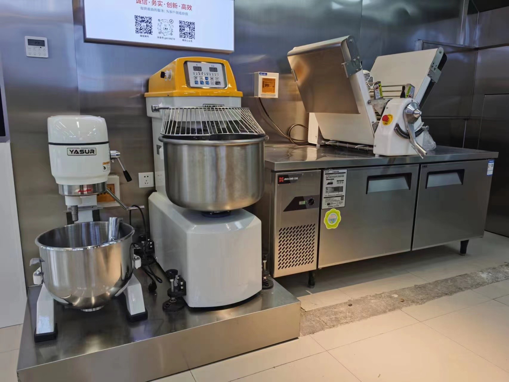 Commercial Hotel Kitchen 460l 3 Door Under Bench Fridge 220v Deep Freezer Table 1800×700×800mm