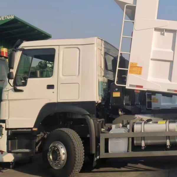 10 Wheels Capacity 25-30tons HOWO 6X4 Dump Truck Fuel Tanker 300L 5600X2300X1500