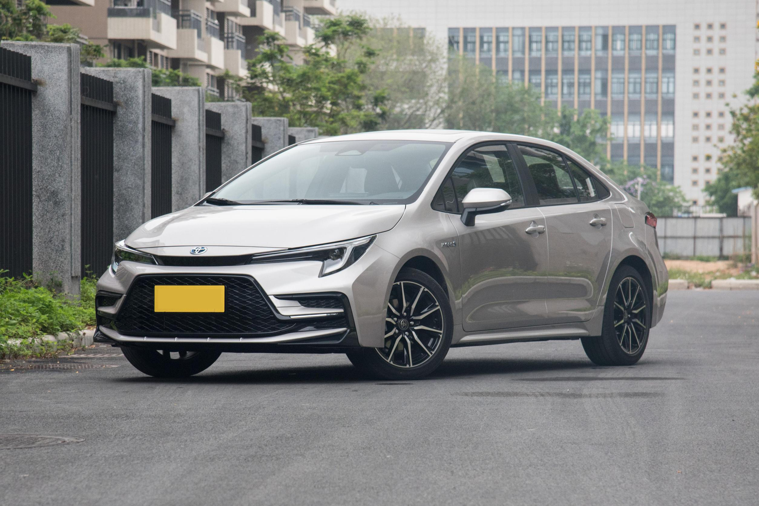 TO-YOTA LEVIN Hybrid Electric Car High Speed Electric Vehicle with 2700mm Wheelbase and 5 Seating Arrangements