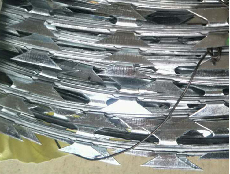 Electro Galvanized Concertina Razor Barbed Wire Razor Tape 12 Gauge in Stock Cheap in Africa