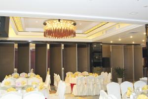 Quality Top Suspension Aluminum Track Folding Partition Walls Glass Movable Wall wholesale