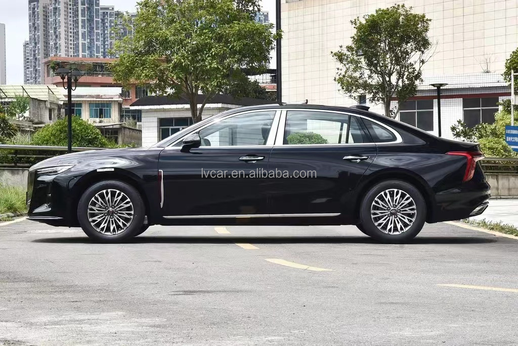 Chinese Mid to Large Sized Sedan HongQi H5 with 4.1-6L Engine Capacity and High Demand