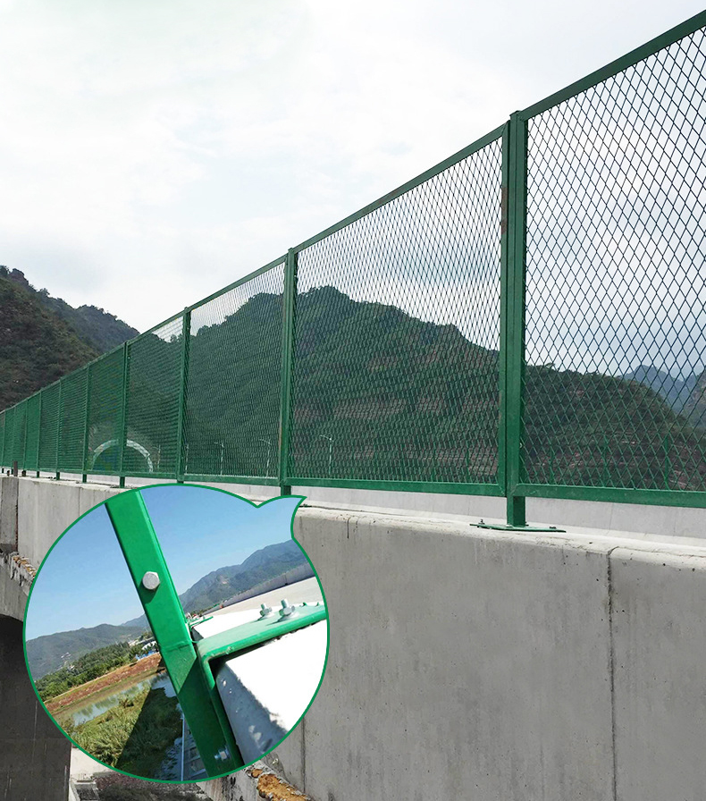 Anti Glare Traffic Barrier Barbed Wire Fence Mesh For Highways Made Of Stainless Steel