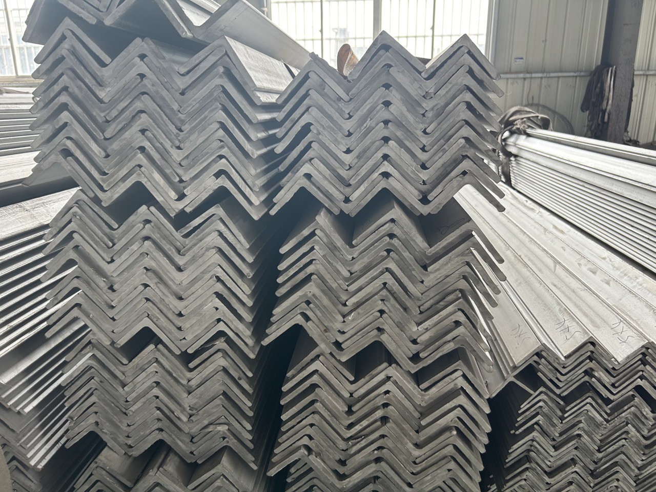 AiSi Forged Metal Stainless Steel Equal Angle Architectural For Bridges Power