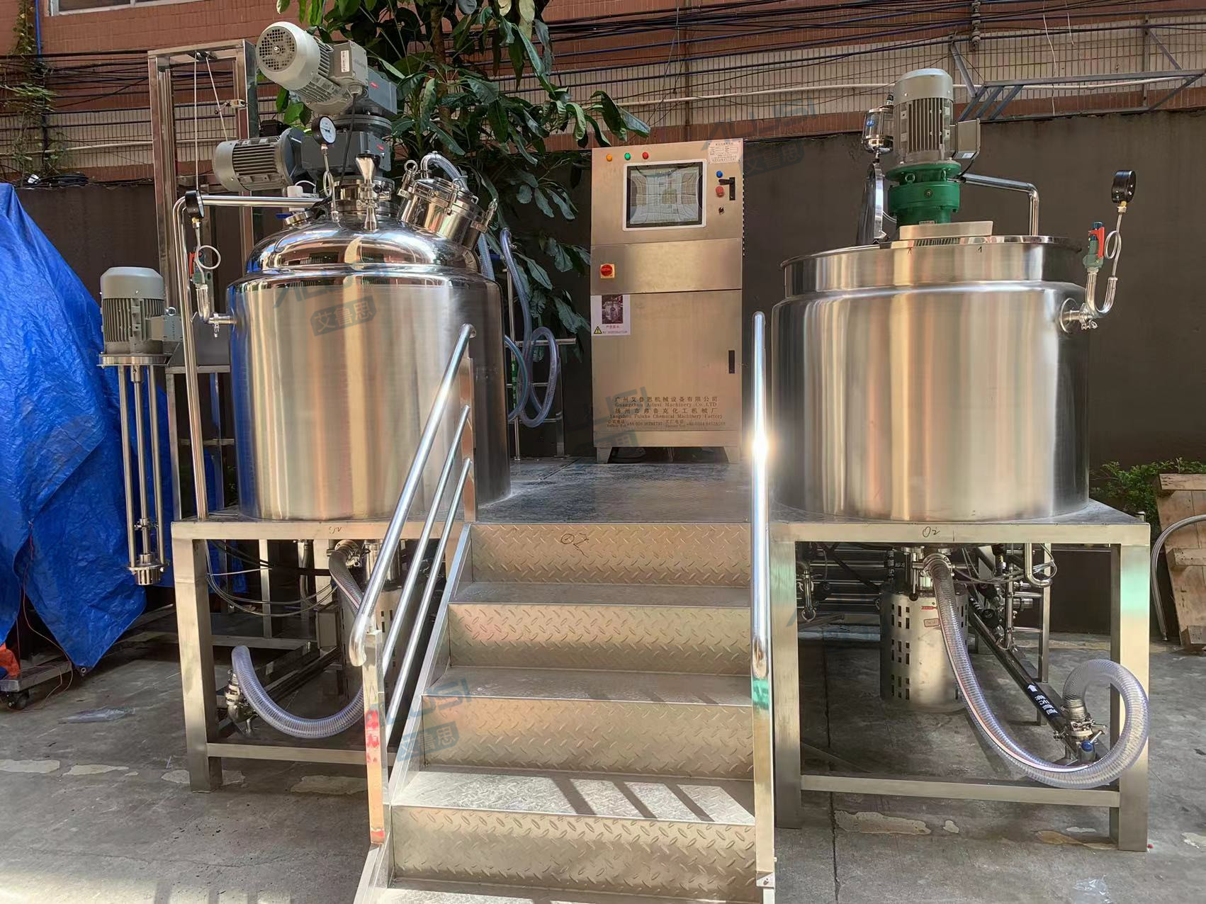 SUS304 Cosmetic Vacuum Emulsifying Machine Cream Oil Mixing Machine