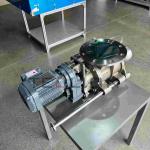 Cleaning type rotary valve suitable for the plastic industry