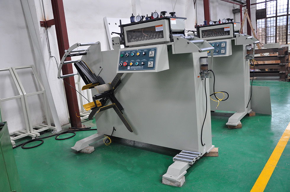 Pinch Rolls Pressing Arm Metal Steel Coil Uncoiler with Straightener Line