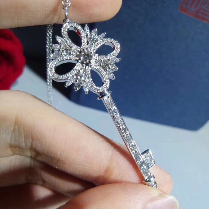 Letter S Made of Crystal Jewelry Shinny Gold Disc Necklace 107