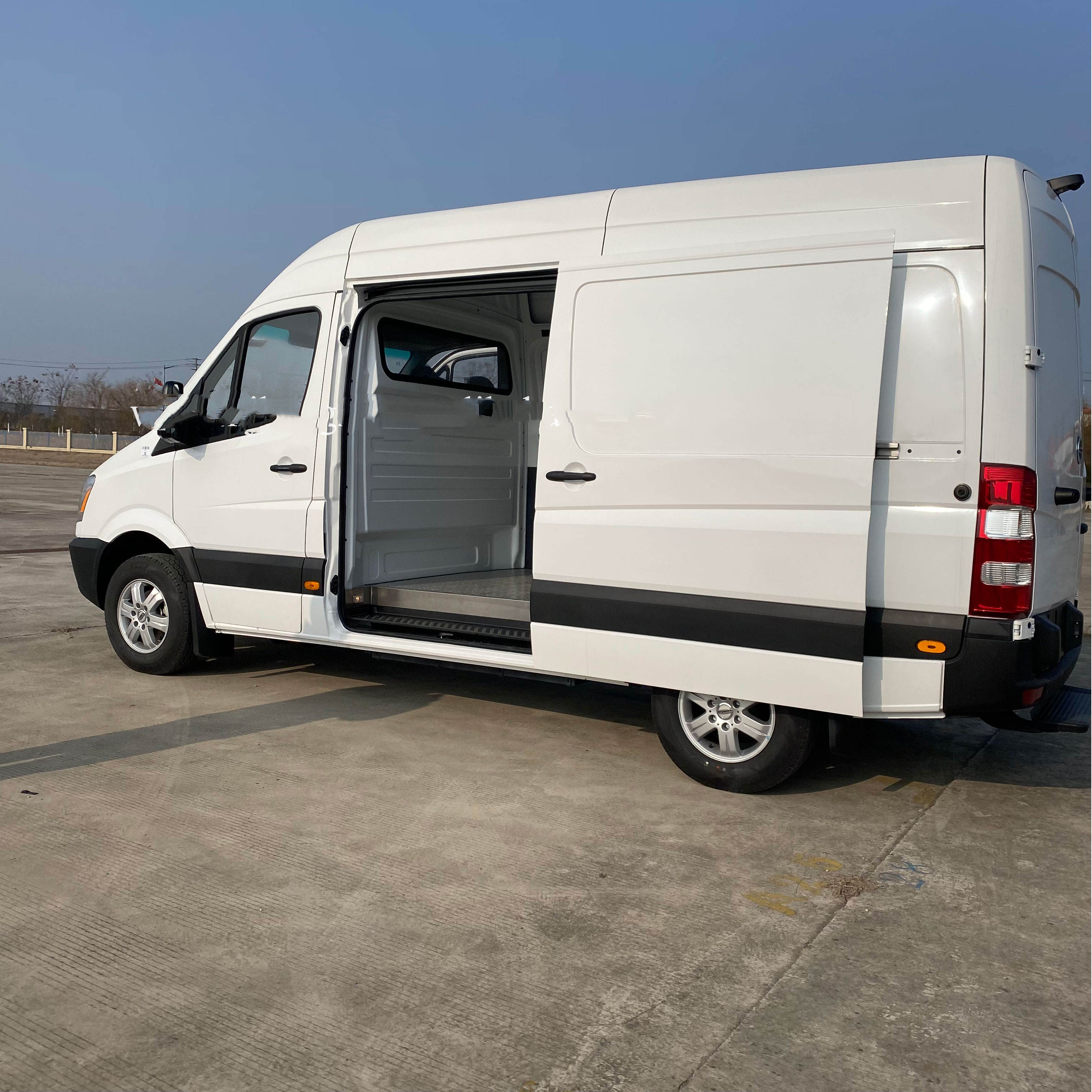 73.6kWh Electric Mini Cargo Van 110km/H Electric Freezer Van 288km Max Range
